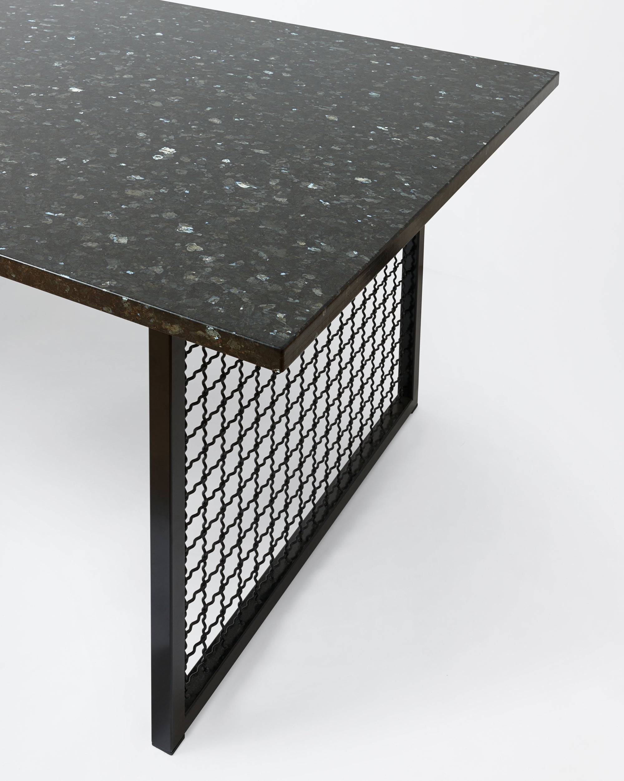 Flounder table | Black Granite