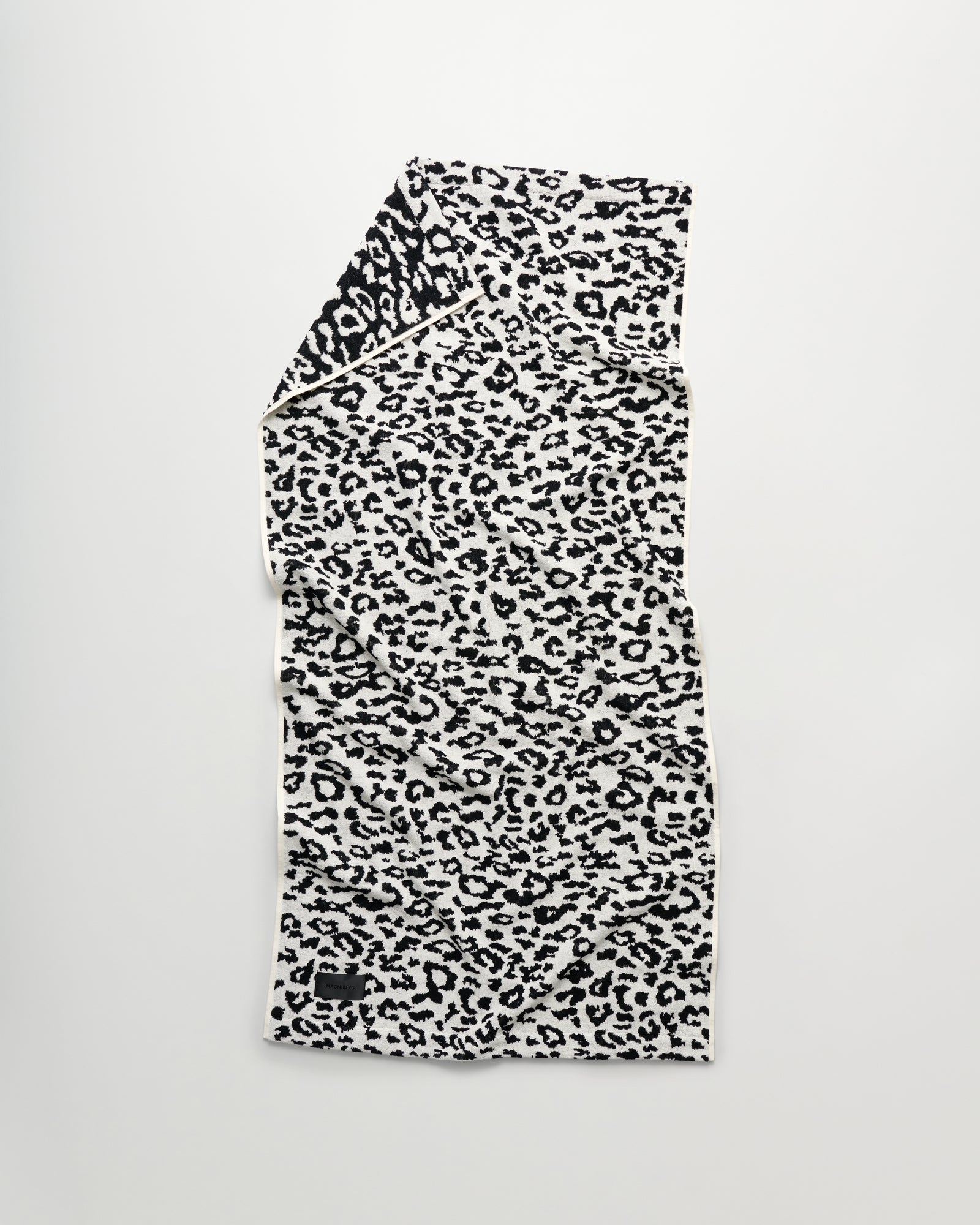 Wild bath towel | Coconut white leopard Terry