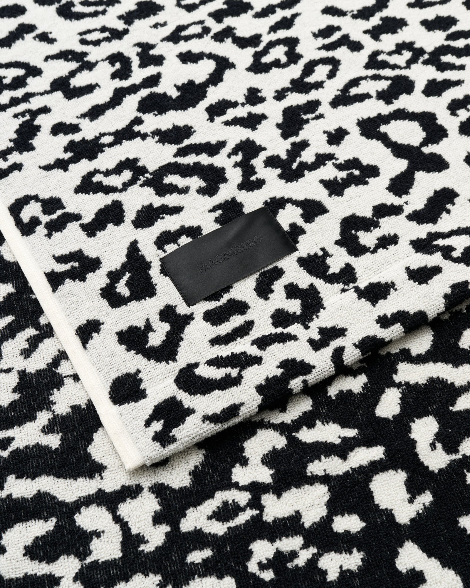 Wild bath towel | Coconut white leopard Terry