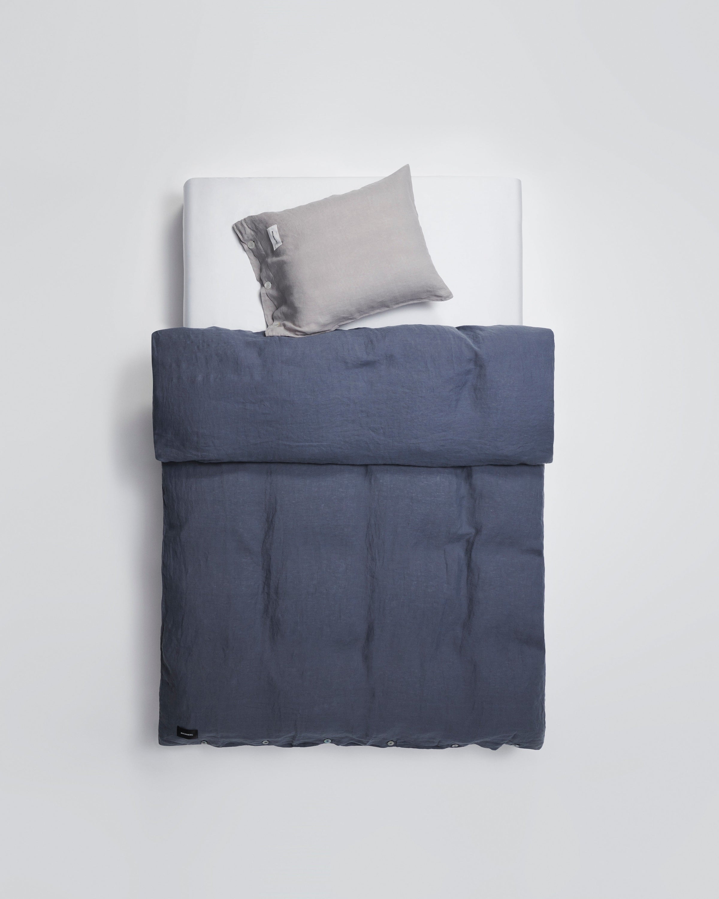 新品未使用magniberg duvet cover mother linen Our classic Mother duvet cover reworked in light, airy linen. Soft